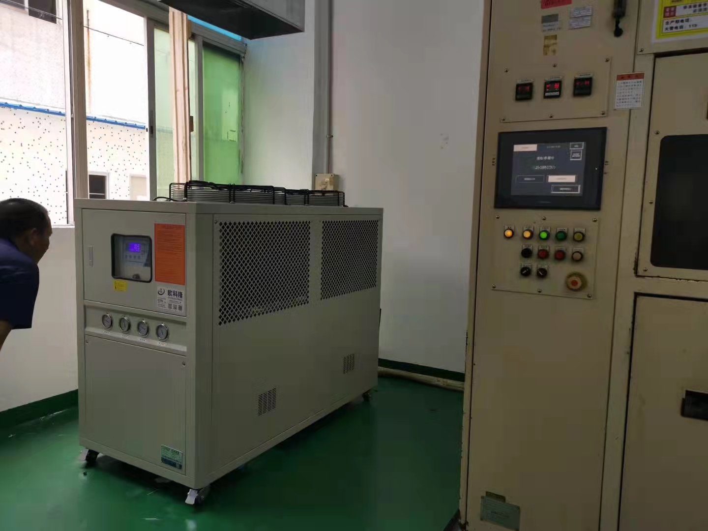 無錫塑膠制品廠風冷冷水機案例